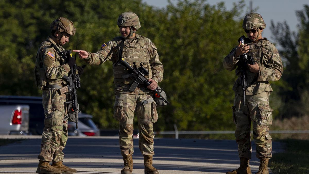 Members of the Texas National Guard stand at a vehicle entrance, Oct. 8, 2025, at the Army Reserve Training Center in Elwood. (Brian Cassella/Chicago Tribune)