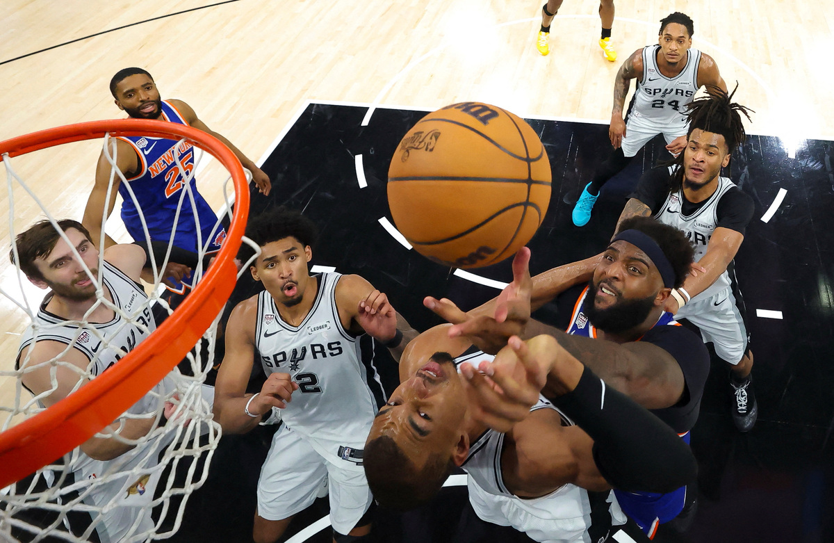 Jun 13, 2026; San Antonio, Texas, USA; New York Knicks center Mitchell Robinson (23) and San Antonio Spurs forward Victor Wembanyama (1) battle for the ball during game five of the 2026 NBA Finals at Frost Bank Center. Mandatory Credit: Geoff Burke-Pool Photo via Imagn Images