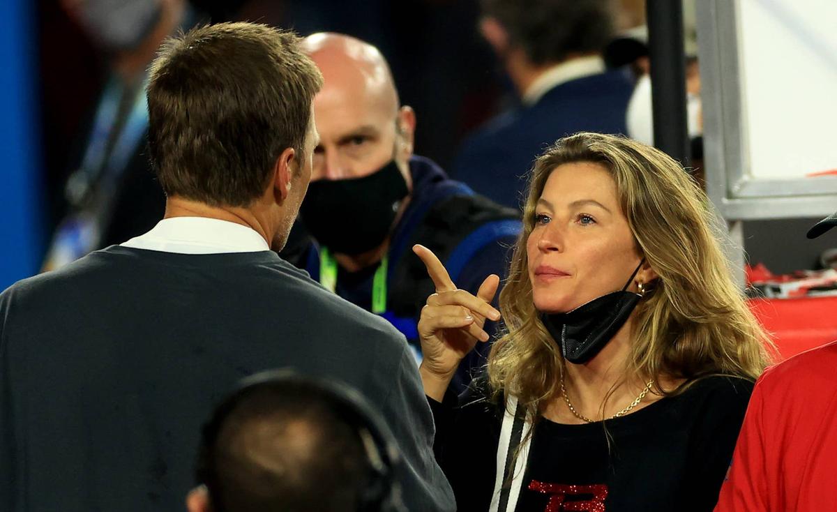  TAMPA, FLORIDA - FEBRUARY 07: Tom Brady #12 of the Tampa Bay Buccaneers celebrates with Gisele Bundchen after winning Super Bowl LV at Raymond James Stadium on February 07, 2021 in Tampa, Florida. (Photo by Mike Ehrmann/Getty Images) 