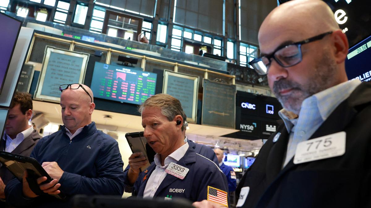 Traders work on the floor at the New York Stock Exchange (NYSE) in New York City, U.S., June 3, 2026.  REUTERS/Brendan McDermid