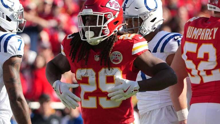 Report: Veteran RB Kareem Hunt visits with Lions 