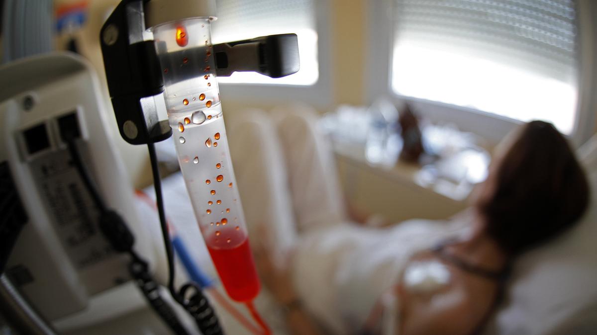 FILE PHOTO: A patient receives chemotherapy treatment for breast cancer at the Antoine-Lacassagne Cancer Center in Nice July 26, 2012. REUTERS/Eric Gaillard/ File Photo
