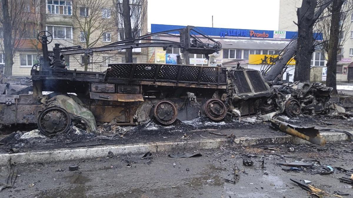 Una vista de los daños sufridos en la zona residencial de Borodyanka, en las afueras de Kiev, Ucrania, el jueves 3 de marzo de 2022, luego de un ataque ruso. (Twitter/StahivUA vía AP)