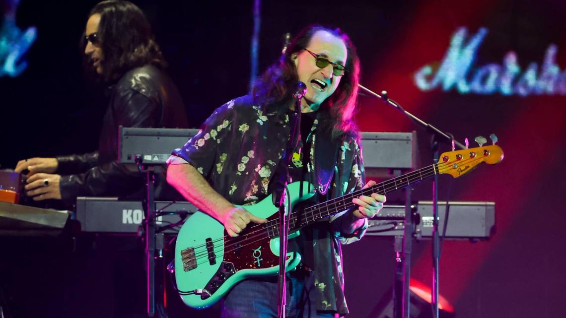 Geddy Lee's Trick to Playing and Singing the Hardest Rush Song 