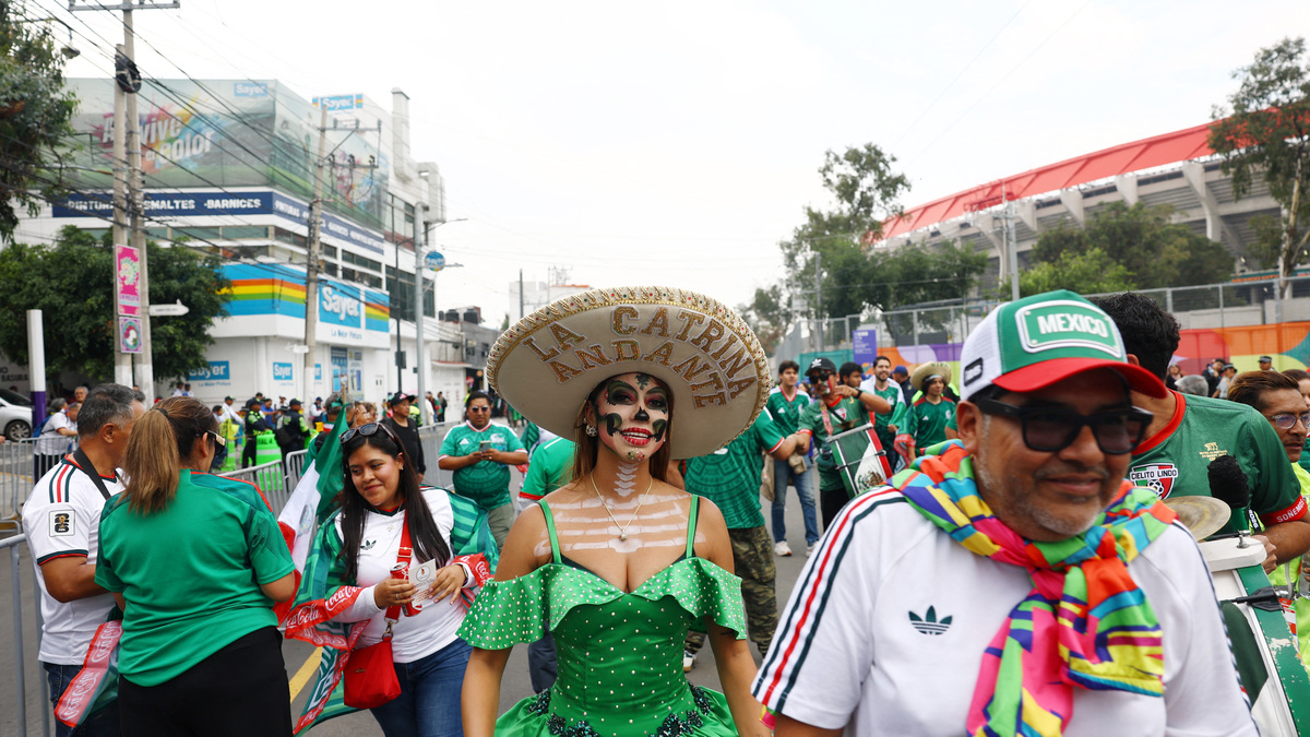 Soccer Football - FIFA World Cup 2026 - Round of 32 - Mexico v Ecuador - Estadio Azteca, Mexico City, Mexico - June 30, 2026 Mexico fans outside the stadium before the match REUTERS/Henry Romero