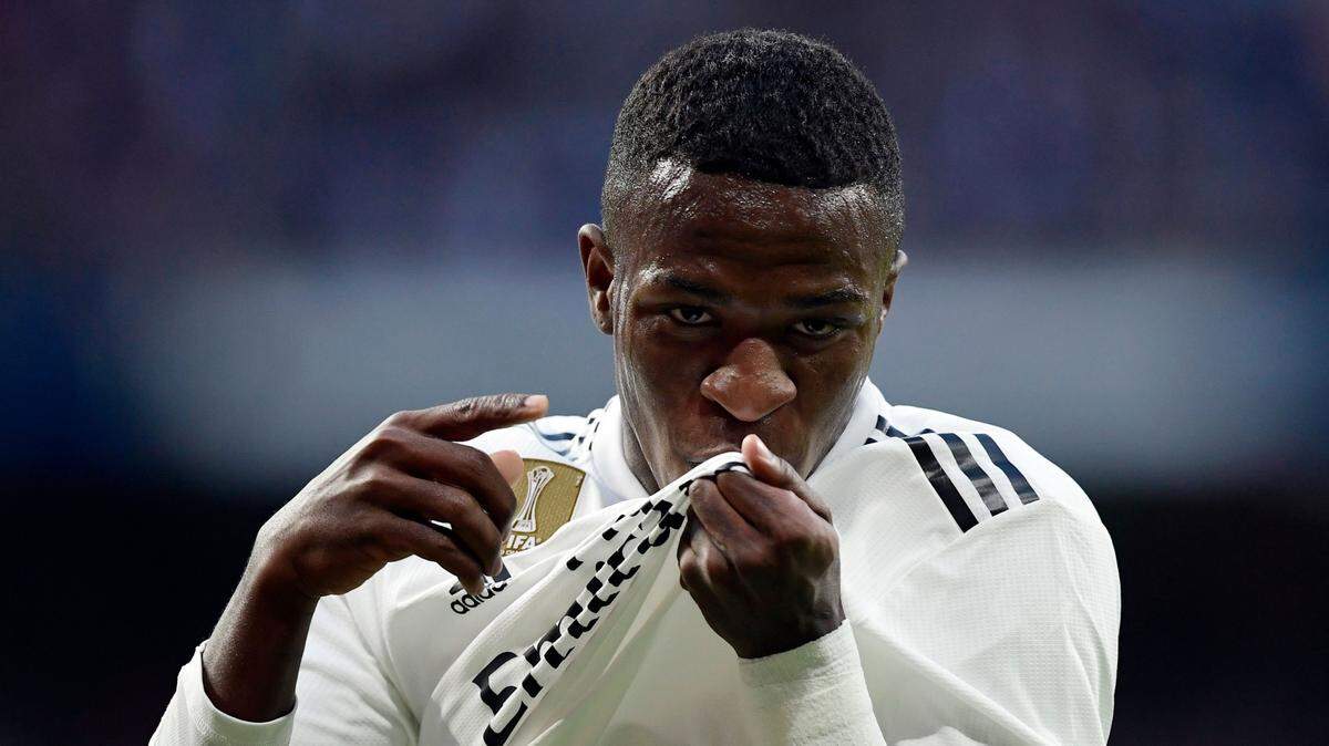 Vinicius Junior besa la camiseta del Real Madrid luego de iniciar una jugada que provocó un autogol del Valladolid, en el partido celebrado el 3 de noviembre de 2018 en Madrid.