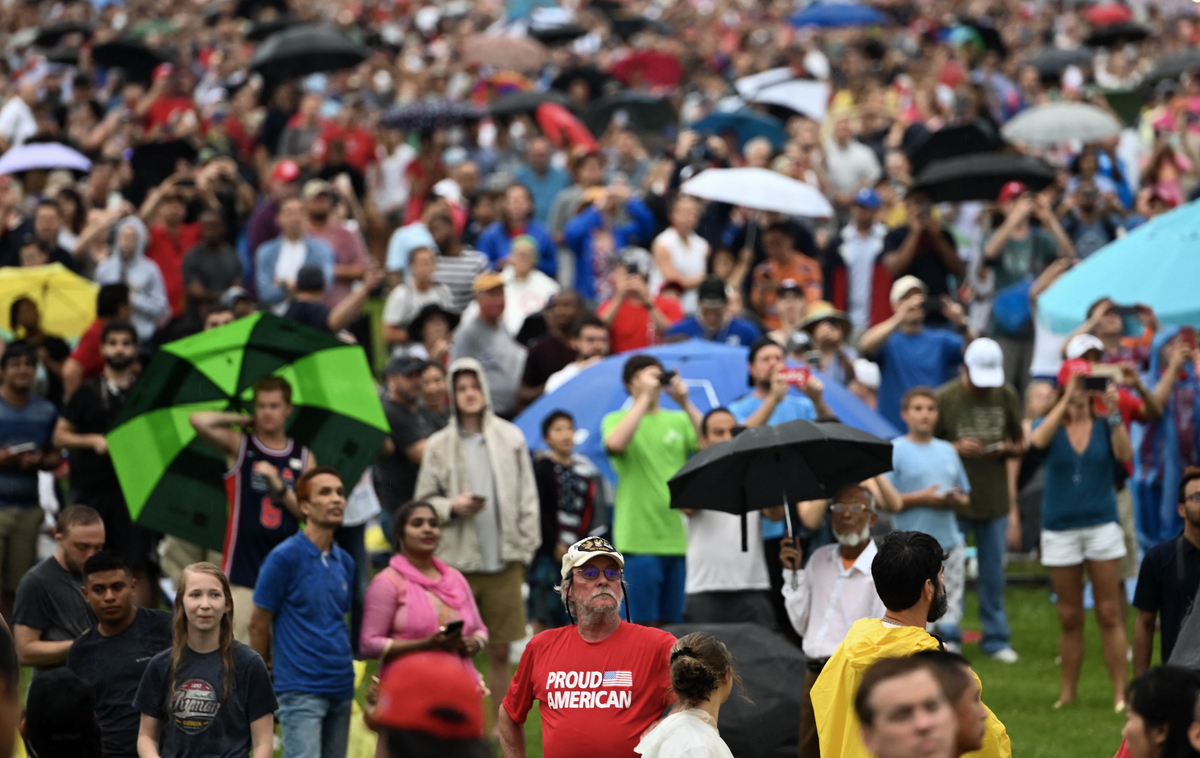  People gather on the National Mall during the “Salute to America” Fourth of July event with U.S. President Donald Trump at the Lincoln Memorial in Washington, DC, July 4, 2019. 