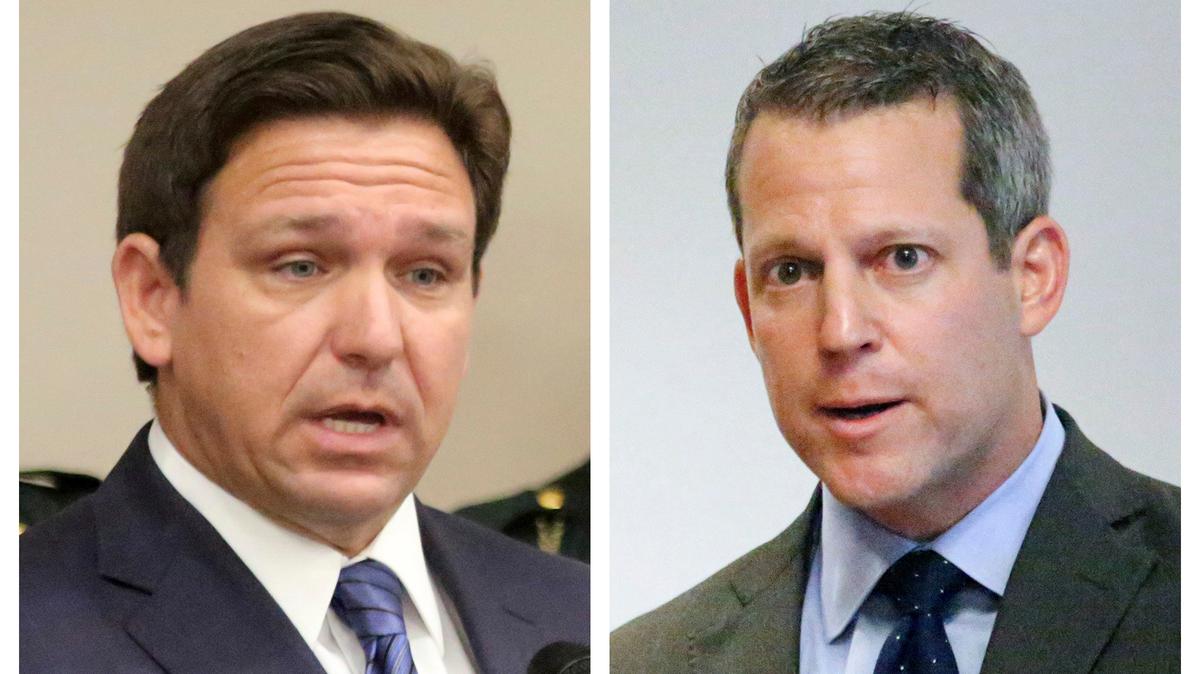 Esta combinación de fotos del jueves 4 de agosto de 2022 muestra al gobernador de la Florida, Ron DeSantis (izquierda) y al fiscal estatal del Condado Hillsborough, Andrew Warren, durante conferencias de prensa separadas en Tampa, Florida.