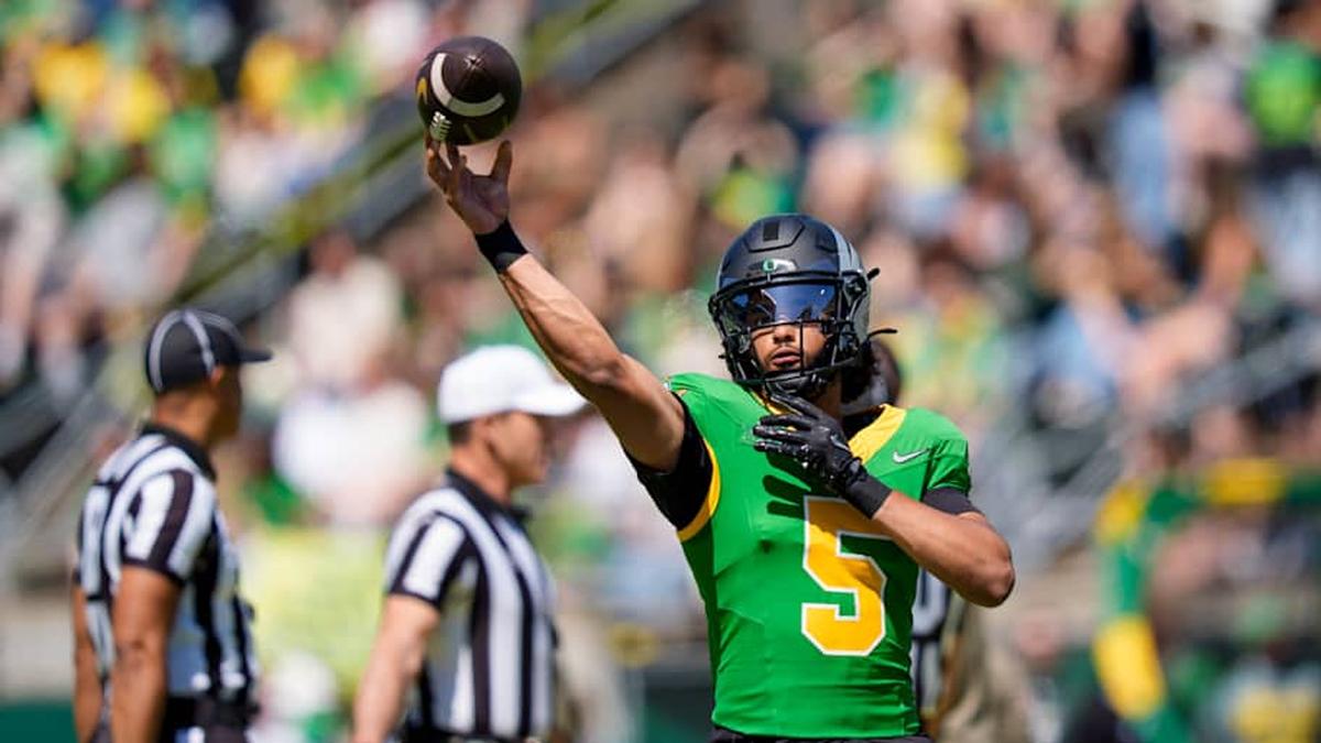  Combat Ducks quarterback Dante Moore throws a pass during warmups during the Oregon Ducks annual spring game on April 25, 2026 at Autzen Stadium in Eugene, Oregon. | Ben Lonergan/The Register-Guard / USA TODAY NETWORK via Imagn Images 