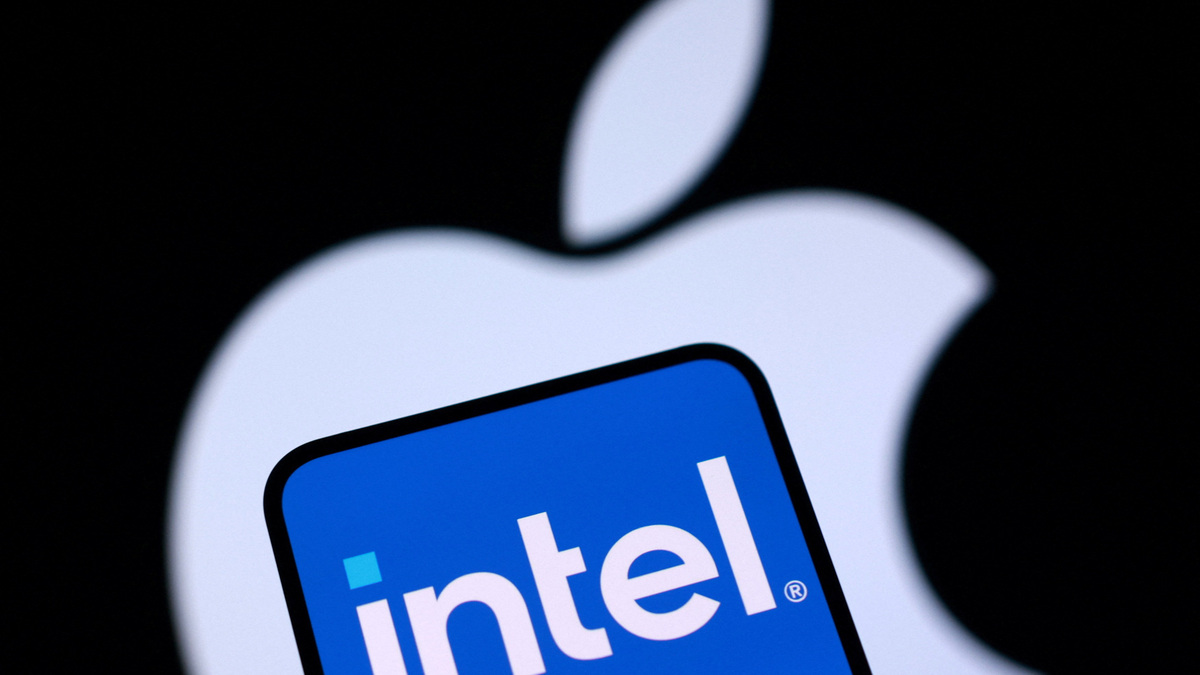 Intel and Apple logos are seen in this illustration taken September 24, 2025. REUTERS/Dado Ruvic/Illustration