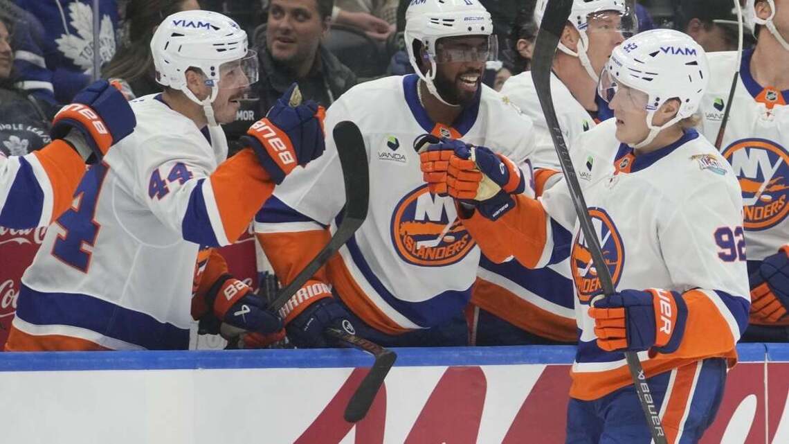 Islanders get first road win of season as Leafs lose again