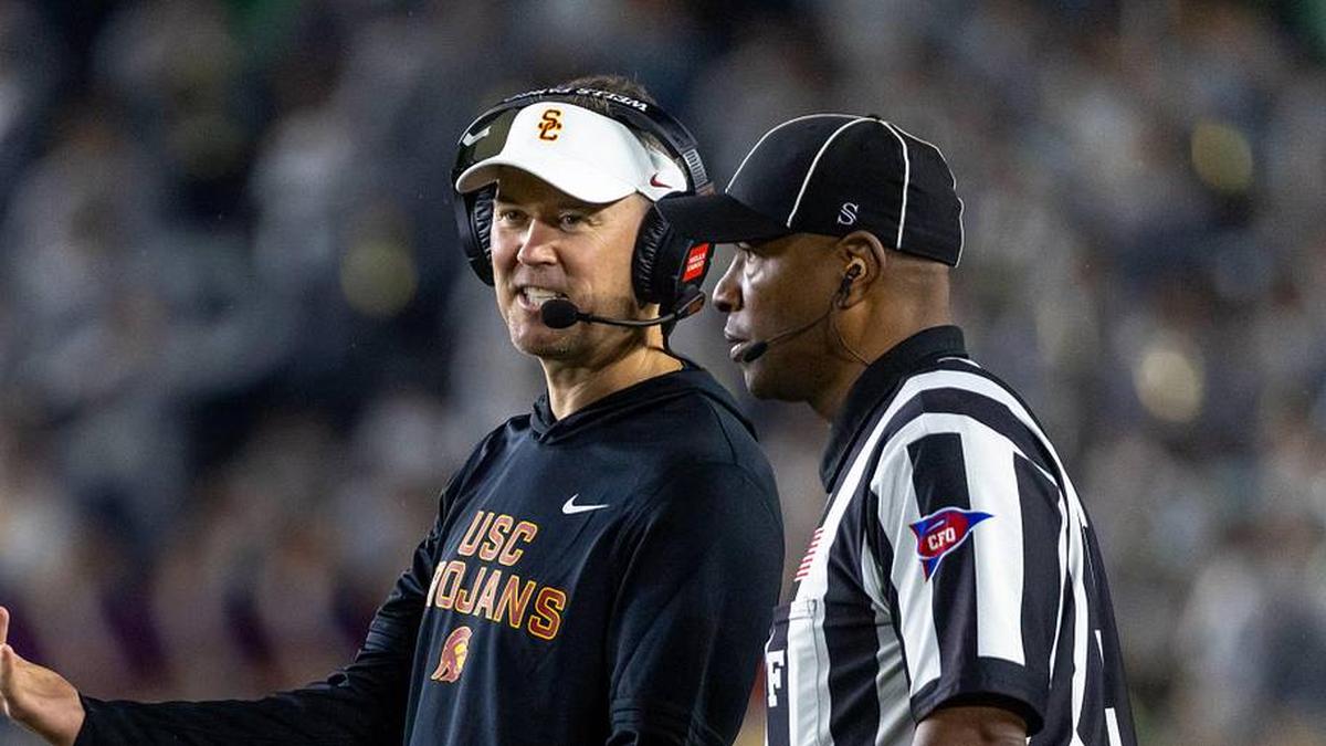  Oct 18, 2025; South Bend, Indiana, USA; Southern California Trojans head coach Lincoln Riley talks to an official during the first half against the Notre Dame Fighting Irish at Notre Dame Stadium. Mandatory Credit: Michael Caterina-Imagn Images | Michael Caterina-Imagn Images 