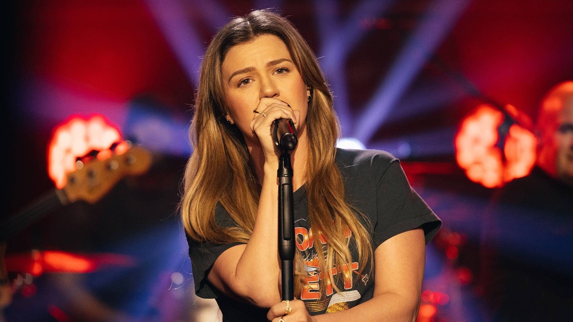 Kelly Clarkson's ‘Explosive' Concert Confession Has Her Channeling 'Bridesmaids' 