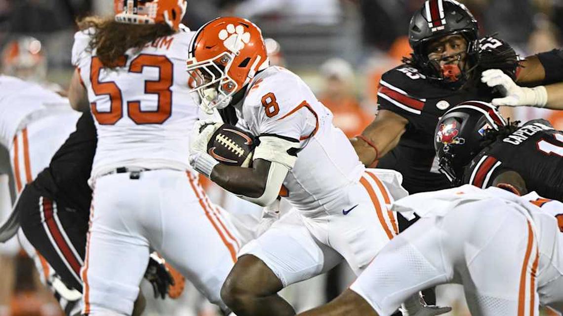  Nov 14, 2025; Louisville, Kentucky, USA; Clemson Tigers running back Adam Randall (8) runs the ball against the Louisville Cardinals during the first half at L&N Federal Credit Union Stadium. Mandatory Credit: Jamie Rhodes-Imagn Images | Jamie Rhodes-Imagn Images 