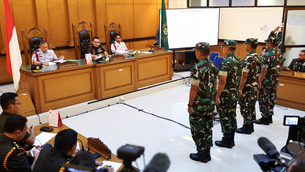 Indonesian military personnel Sami Lakka, Nandala Dwi Prasetya, Budhi Hariyanto Widhi Cahyono, and Edi Sudarko, charged over an acid attack on human rights activist Andrie Yunus, a ‌deputy coordinator with the rights group Commission for Missing Persons and Victims of Violence (KontraS), known for campaigning against the expanding public role of the armed forces, stand at the courtroom for their verdicts at the military court in Jakarta, Indonesia, June 10, 2026. REUTERS/Willy Kurniawan