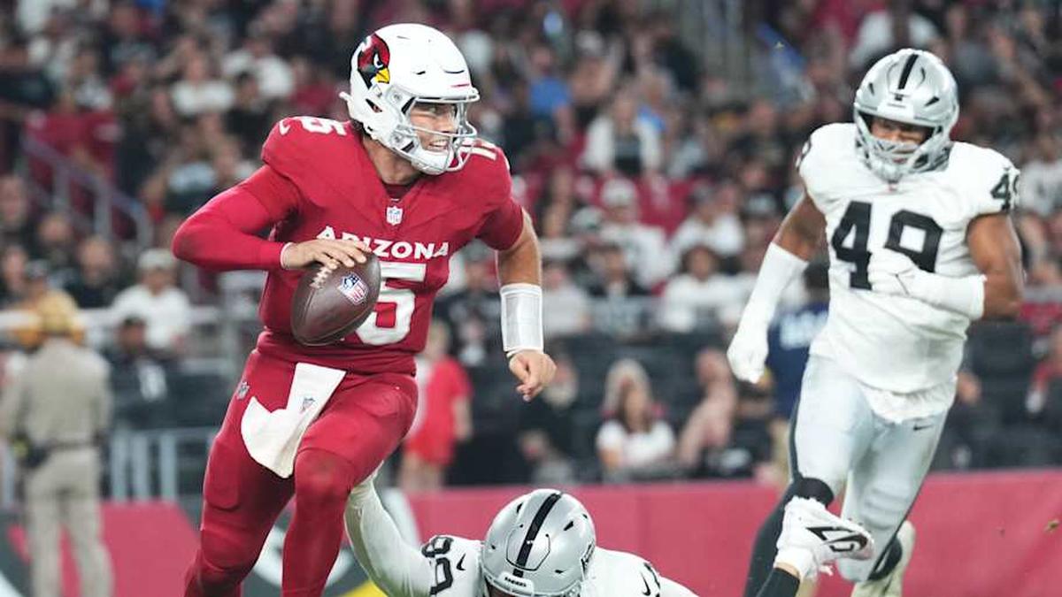 Aug 23, 2025; Glendale, Arizona, USA; Arizona Cardinals quarterback Clayton Tune (15) runs by Las Vegas Raiders defensive end Andre Carter II (99) during the second half at State Farm Stadium. Mandatory Credit: Joe Camporeale-Imagn Images | Joe Camporeale-Imagn Images 
