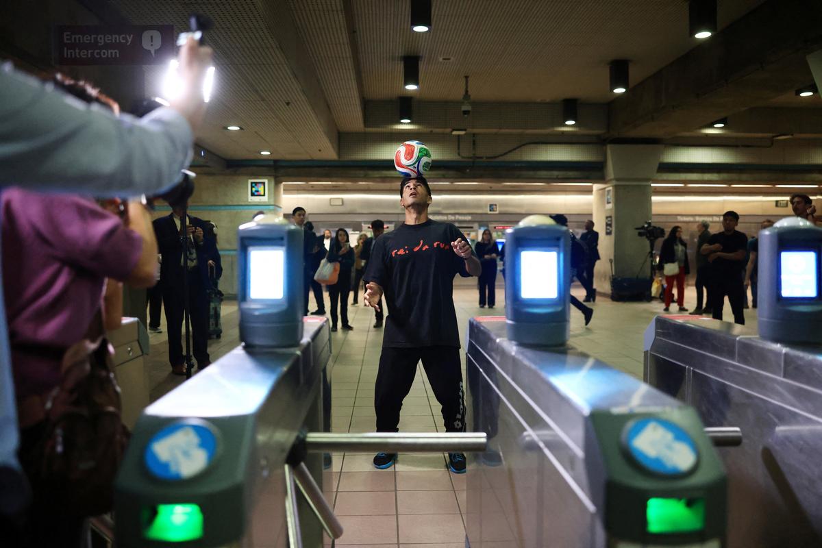 Freestyle soccer performer Alex Mendoza entertains travelers as LA Metro launches contactless credit and debit card fare payment and the LA Metro mobile app ahead of the FIFA World Cup, at Union Station in Los Angeles, California, U.S., May 28, 2026. REUTERS/David Swanson