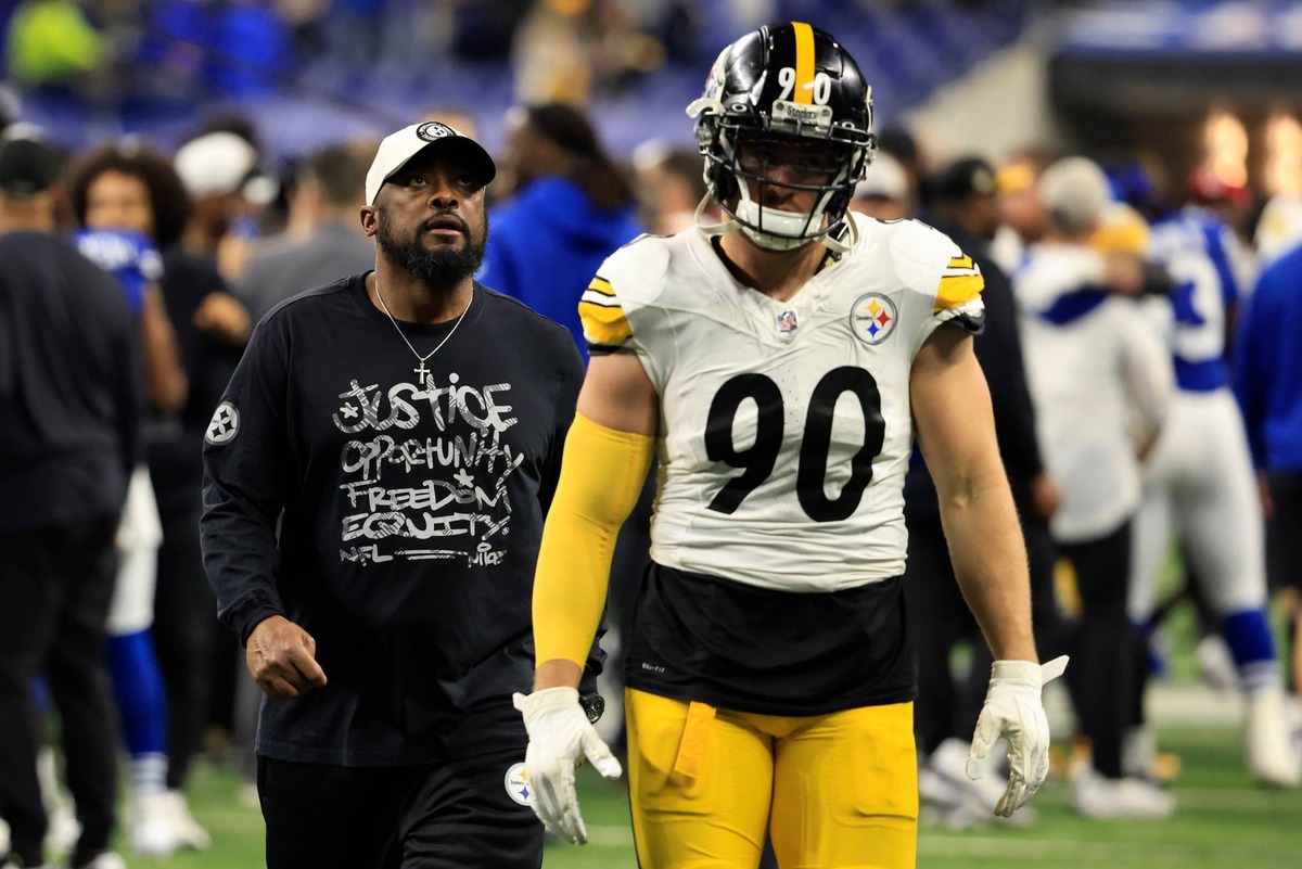  INDIANAPOLIS, INDIANA - DECEMBER 16: Head coach Mike Tomlin and T.J. Watt #90 of the Pittsburgh Steelers walk off the field after a loss to the Indianapolis Colts at Lucas Oil Stadium on December 16, 2023 in Indianapolis, Indiana. (Photo by Justin Casterline/Getty Images) 