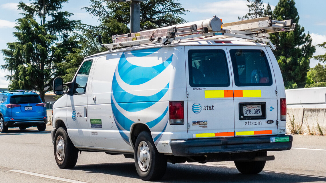 AT&T expands promises to customers as it trails rivals 