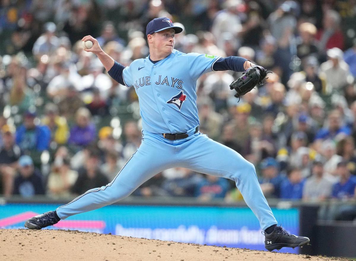  Toronto Blue Jays relief pitcher Louis Varland (77) against the Milwaukee Brewers. © Michael McLoone-Imagn Images