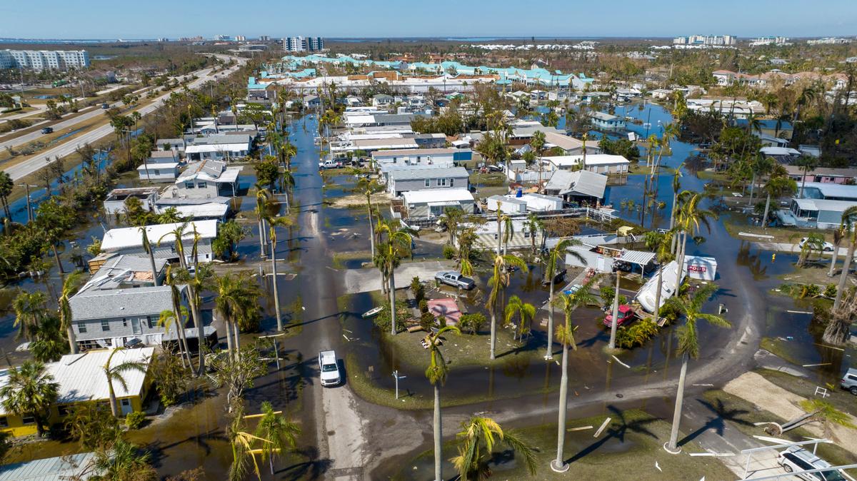 El agua inunda un parque de casas móviles dañado en Fort Myers, Florida, el 1º de octubre de 2022, tras el paso del huracán Ian por la zona.