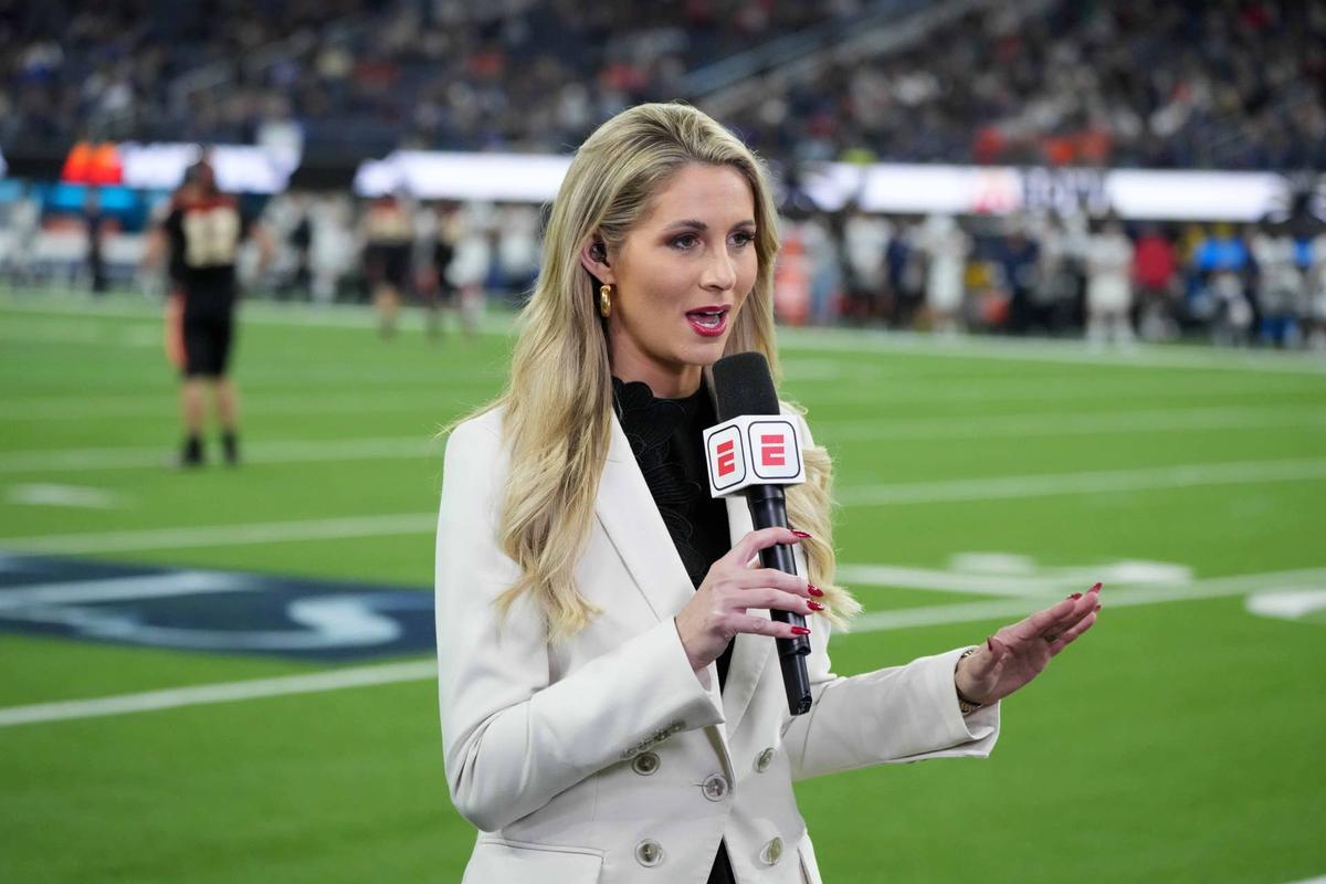  Dec 18, 2021; Inglewood, CA, USA; ESPN sideline reporter Laura Rutledge during the 2021 LA Bowl at SoFi Stadium. Mandatory Credit: Kirby Lee-USA TODAY Sports 