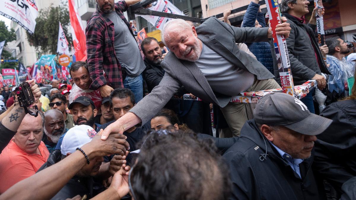 ARCHIVO - El expresidente de Brasil Luiz Inácio Lula da Silva estrecha la mano de un seguidor en un acto de campaña el día antes de las elecciones generales, en Sao Paulo, Brasil, el sábado 1 de octubre de 2022.  (AP Foto/Victor R. Caivano, Archivo)