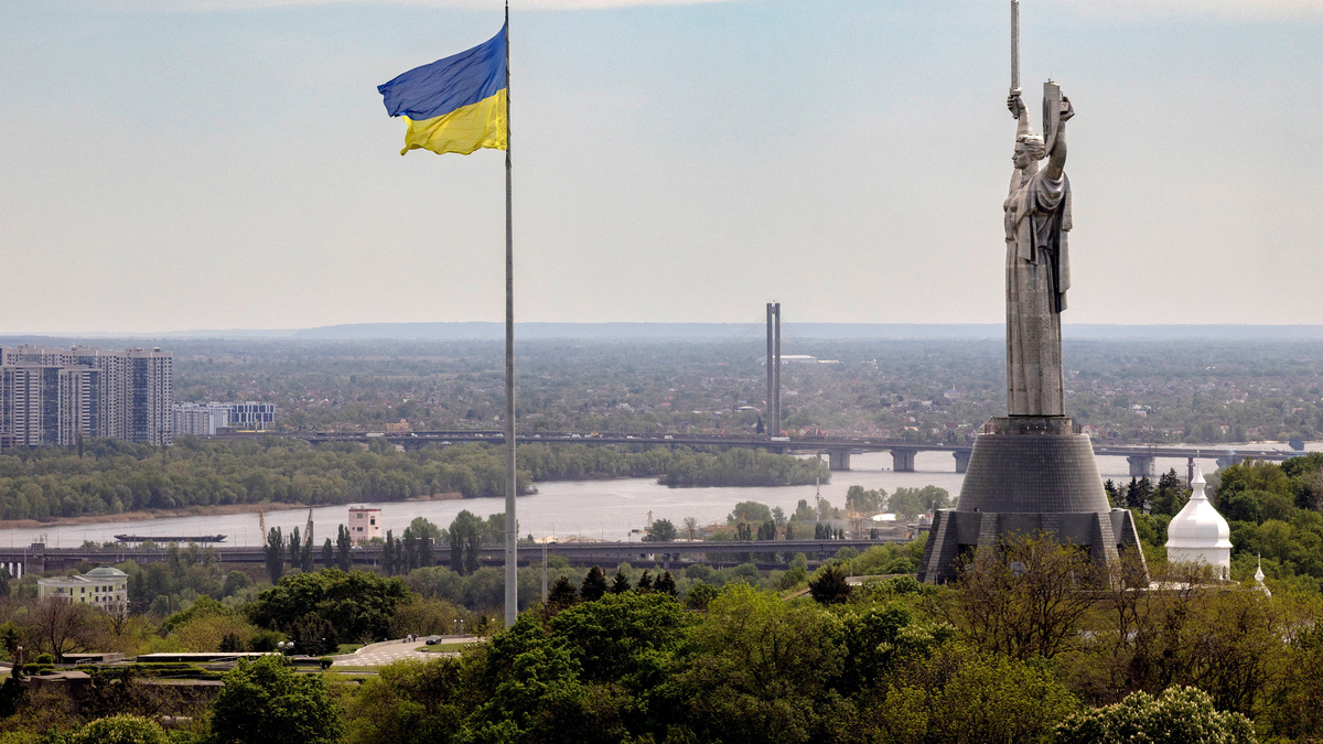 The Ukrainian national flag flies near the Motherland monument at the National Museum of the History of Ukraine in the Second World War, amid Russia’s attack on Ukraine, in Kyiv, Ukraine, May 8, 2026. REUTERS/Thomas Peter