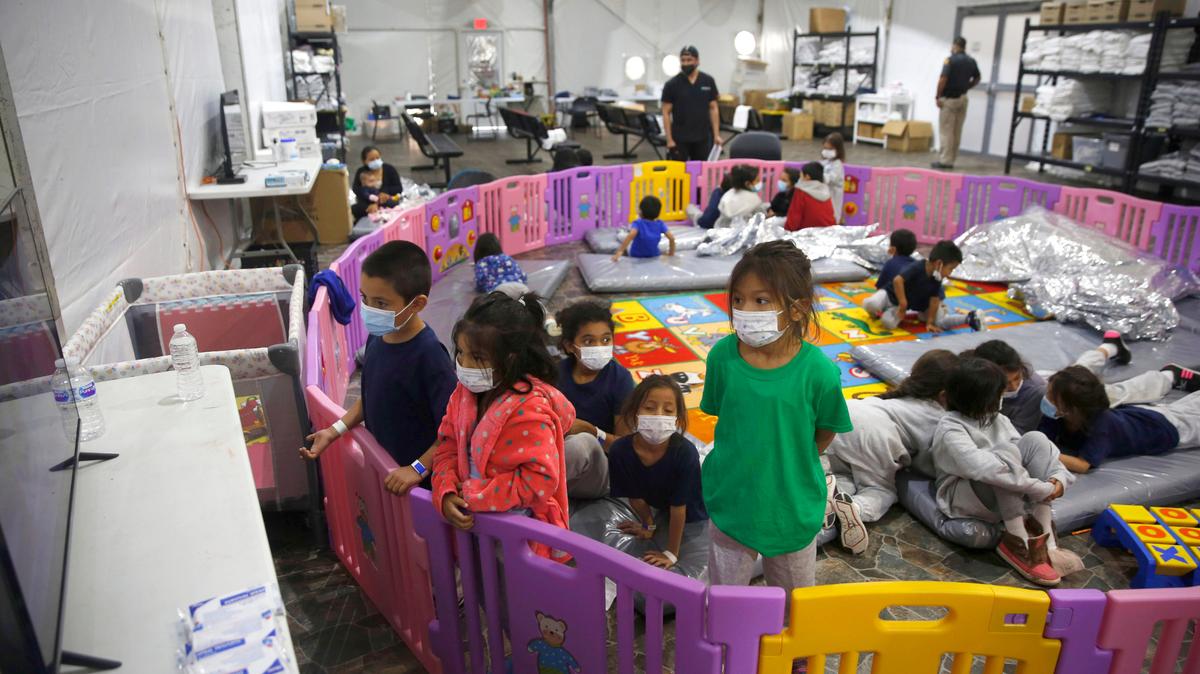 Niñas y niños migrantes de 3 a 9 años que viajaban sin un adulto ven televisión desde un corral de juego el martes 30 de marzo de 2021 en una instalación de la Oficina de Aduanas y Protección Fronteriza, en el Rio Grande Valley en Donna, Texas. (AP Foto/Darío López-Mills, Foto compartida)