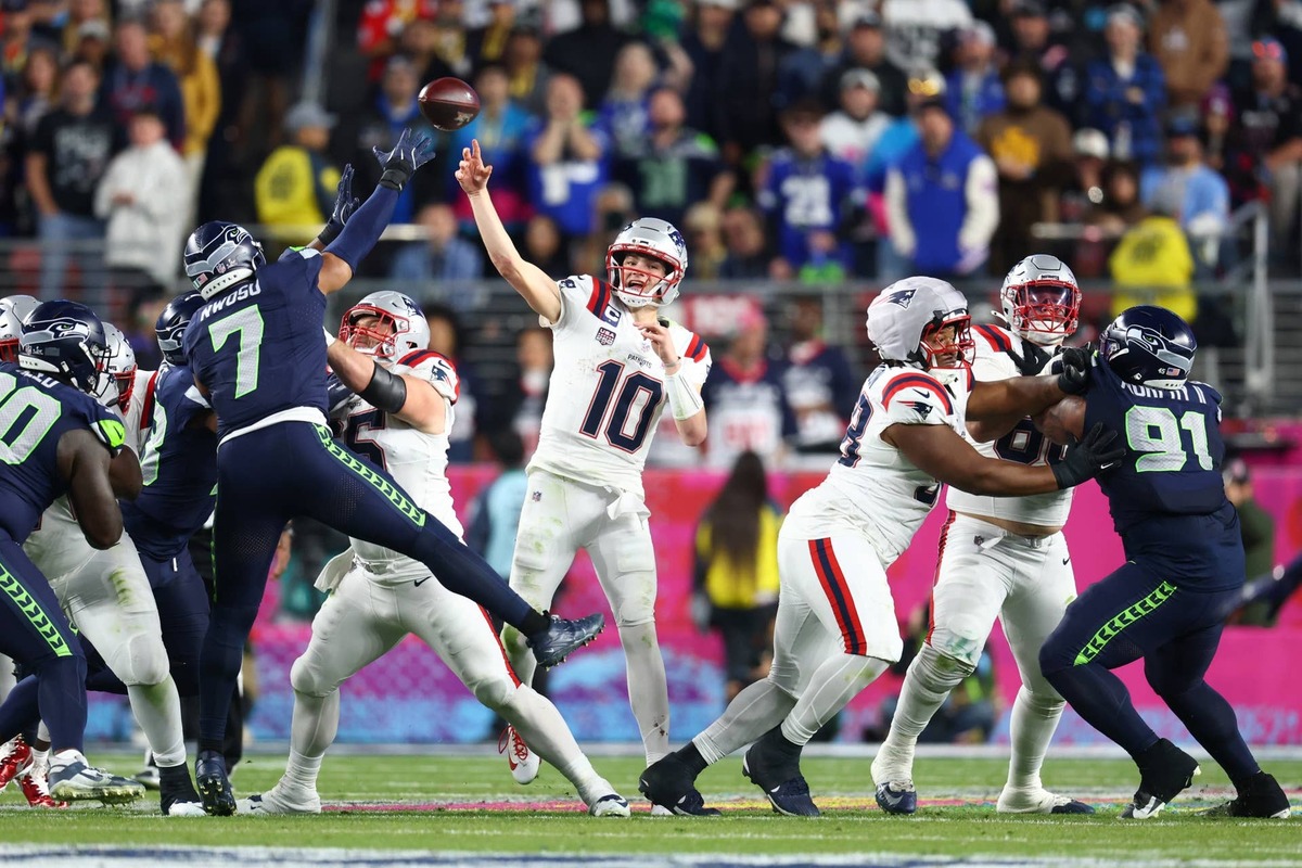  Feb 8, 2026; Santa Clara, CA, USA; New England Patriots quarterback Drake Maye (10) passes against the Seattle Seahawks during the fourth quarter in Super Bowl LX at Levi's Stadium. Mandatory Credit: Mark J. Rebilas-Imagn Images 