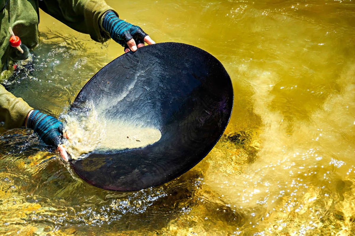  Analysts at Jefferies and Barclays double down on a beaten-down $77 billion gold miner. 