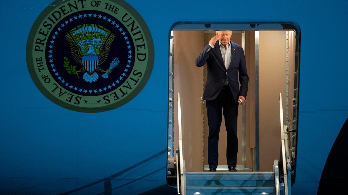 El presidente de Estados Unidos, Joe Biden, devuelve un saludo al subir al Air Force One para un viaje a Israel y Arabia Saudí, el martes 12 de julio de 2022. en la base aérea de Andrews, Maryland, EE.UU. (AP Foto/Gemunu Amarasinghe)