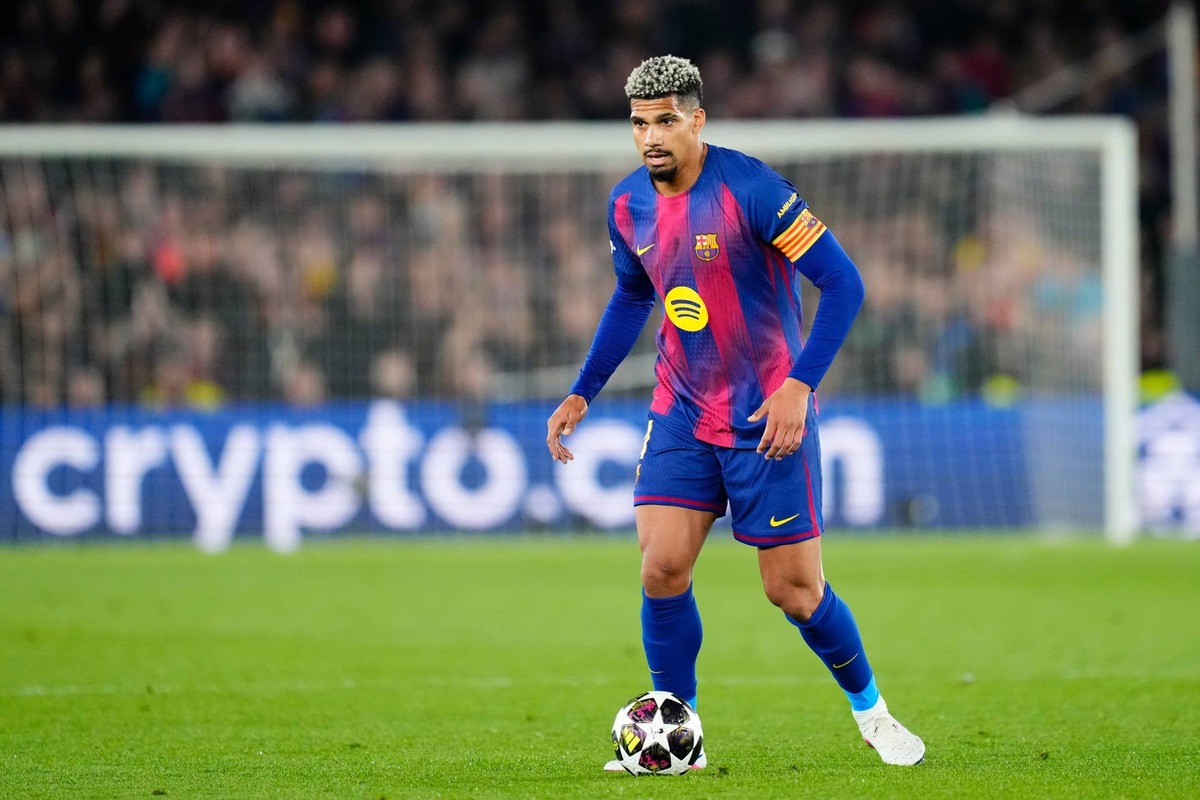  Ronald Araujo during the UEFA Champions League 2025/26 Quarter-Final First Leg match between Barcelona and Atlético Madrid. Photo by Jose Breton/Pics Action/NurPhoto via Getty Images