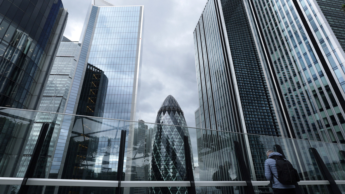 UK business morale falls as concerns about cost pressures and economy persist, Lloyds says 