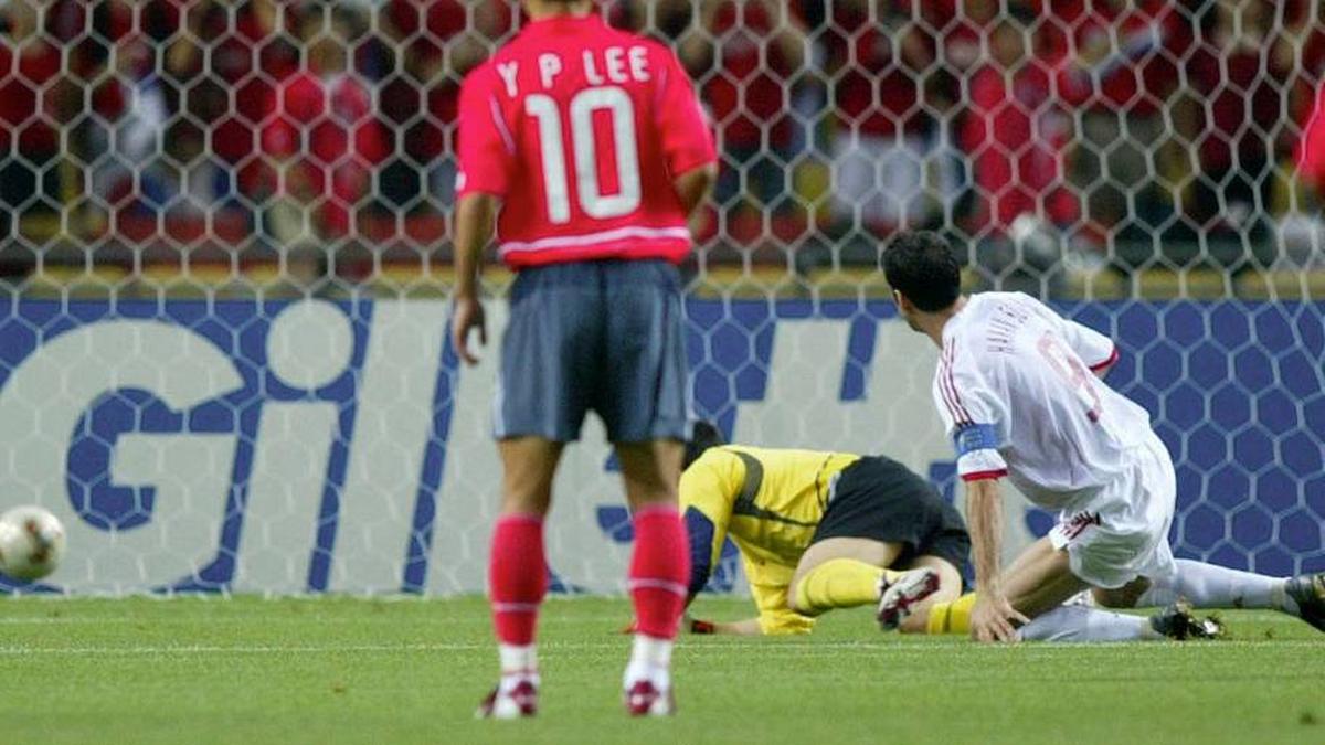  Türkiye's Hakan Şükür scored the quickest goal in World Cup history. | Martin Rose/Bongarts/Getty Images 
