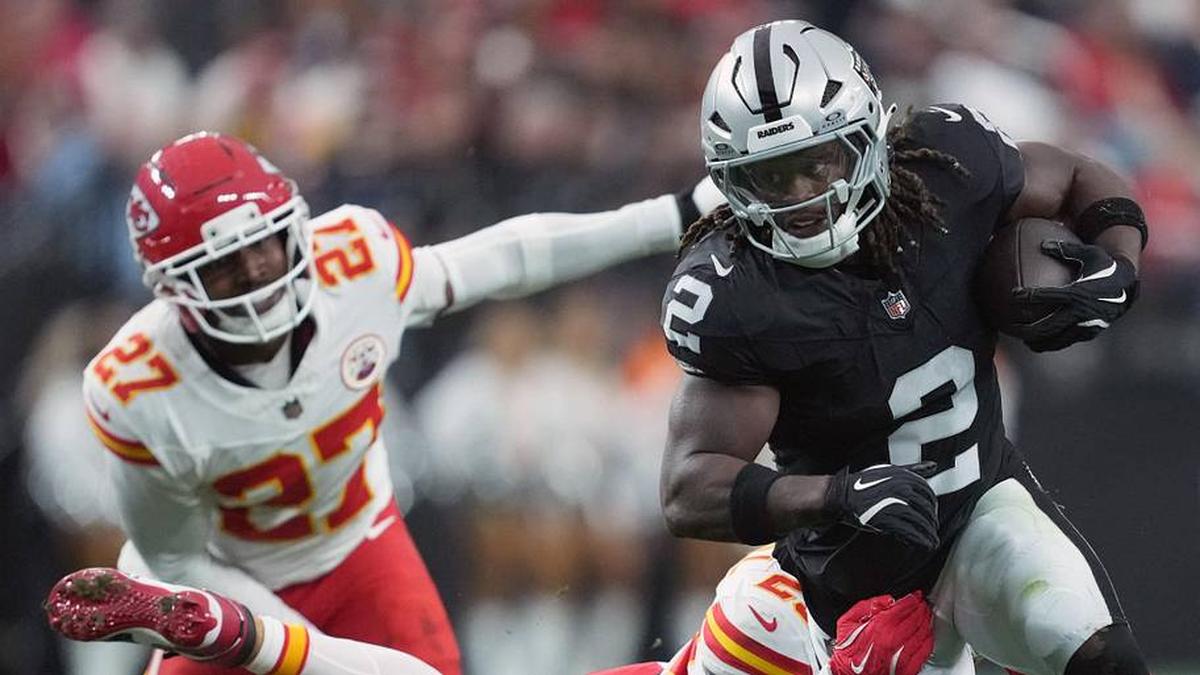  Jan 4, 2026; Paradise, Nevada, USA; Las Vegas Raiders running back Ashton Jeanty (2) carries the ball against Kansas City Chiefs linebacker Drue Tranquill (23) in the first half at Allegiant Stadium. Mandatory Credit: Kirby Lee-Imagn Images | Kirby Lee-Imagn Images 