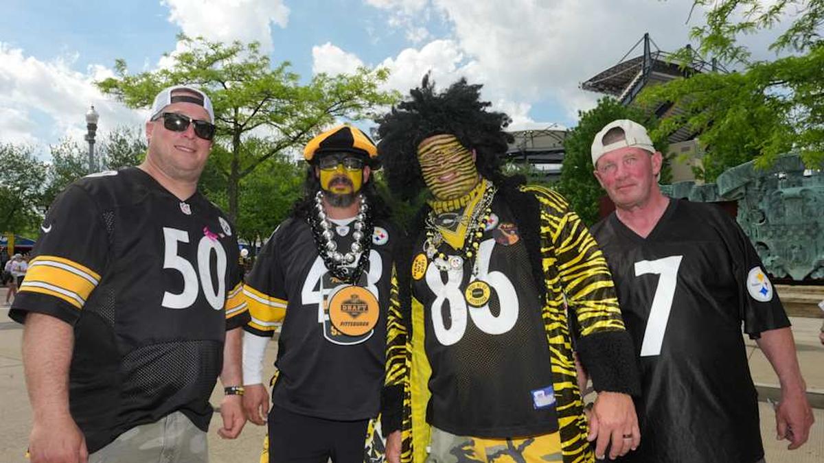  Apr 23, 2026; Pittsburgh, PA, USA; Pittsburgh Steelers fans pose during the 2026 NFL Draft at Acrisure Stadium. Mandatory Credit: Kirby Lee-Imagn Images | Kirby Lee-Imagn Images 