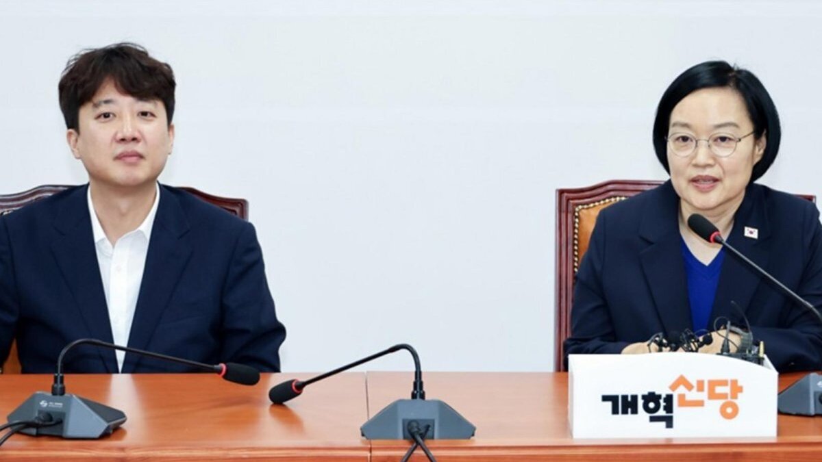 South Korean Prime Minister Han Seong-sook (R) talks with Lee Jun-seok, leader of the minor New Reform Party, during their meeting at the National Assembly in Seoul, South Korea, 10 July 2026. Photo by YONHAP / EPA