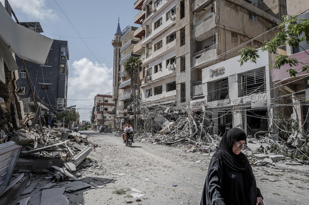 The aftermath of an Israeli airstrike along the main road in Tyre, Lebanon, May 29, 2026. (Daniel Berehulak/The New York Times)