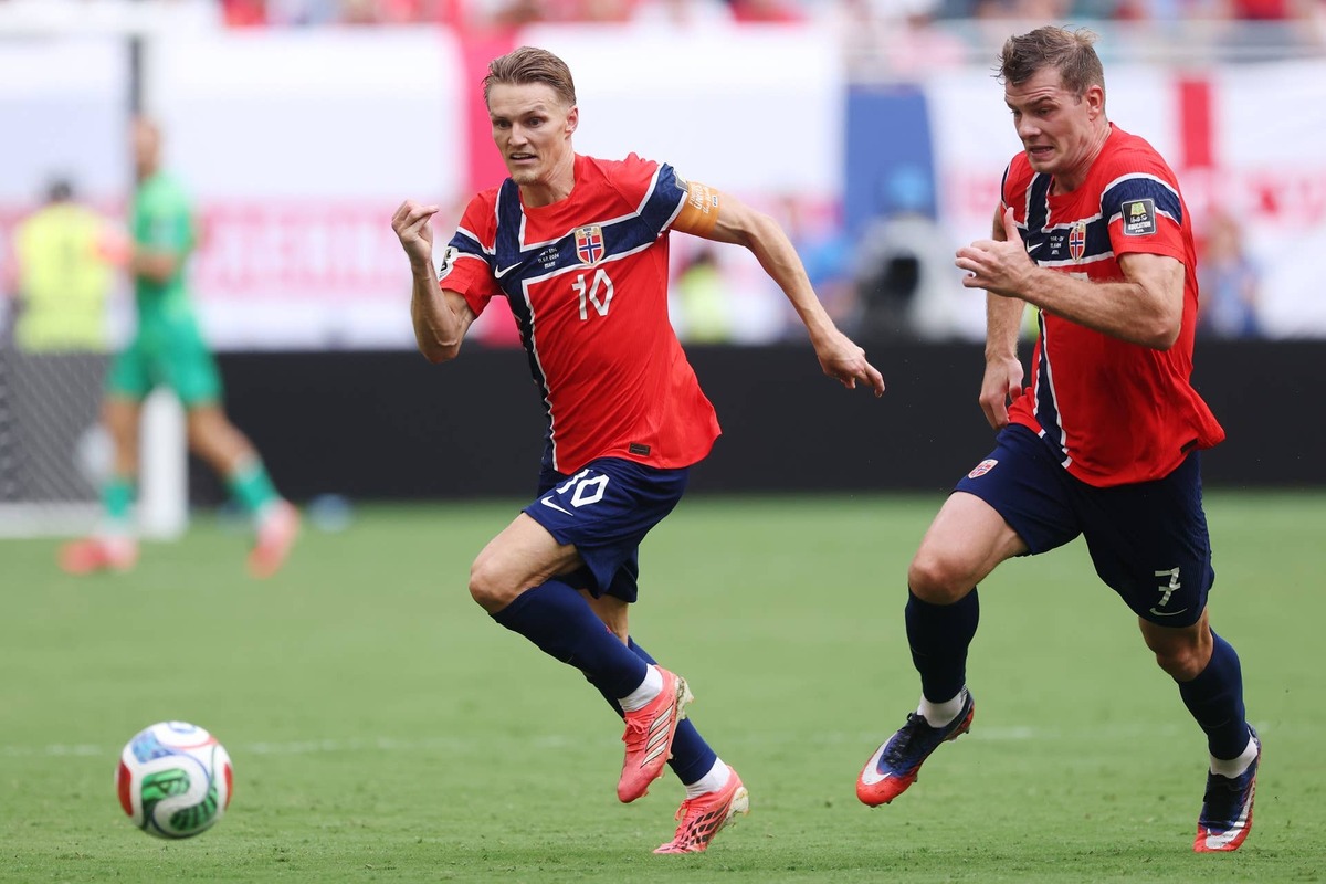  Alexander Sorloth #7 and Martin Odegaard #10 of Norway chase after the ball during the FIFA World Cup 2026 Quarter Final match between Norway and England at Miami Stadium on July 11, 2026 in Miami Gardens, Florida. (Photo by Richard Pelham/Getty Images) Photo by Richard Pelham/Getty Images