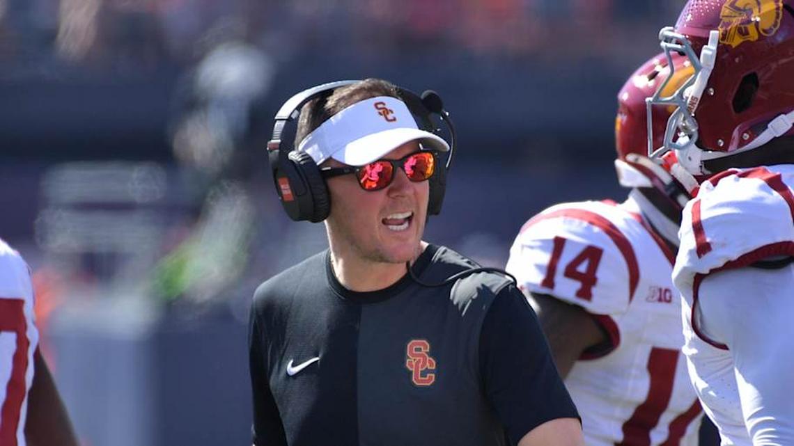  Sep 27, 2025; Champaign, Illinois, USA; Southern California Trojans head coach Lincoln Riley talks with players during the first half against the Illinois Fighting Illini at Memorial Stadium. Mandatory Credit: Ron Johnson-Imagn Images | Ron Johnson-Imagn Images 