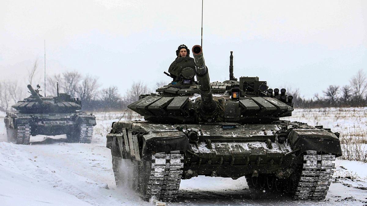 ARCHIVO - En esta foto distribuida por el Servicio de Prensa del Ministerio de Defensa ruso el 14 de febrero de 2022, tanques recorren un campo durante maniobras militares en la región de Leningrado, Rusia. (Servicio de Prensa del Ministerio de Defensa via AP, File)