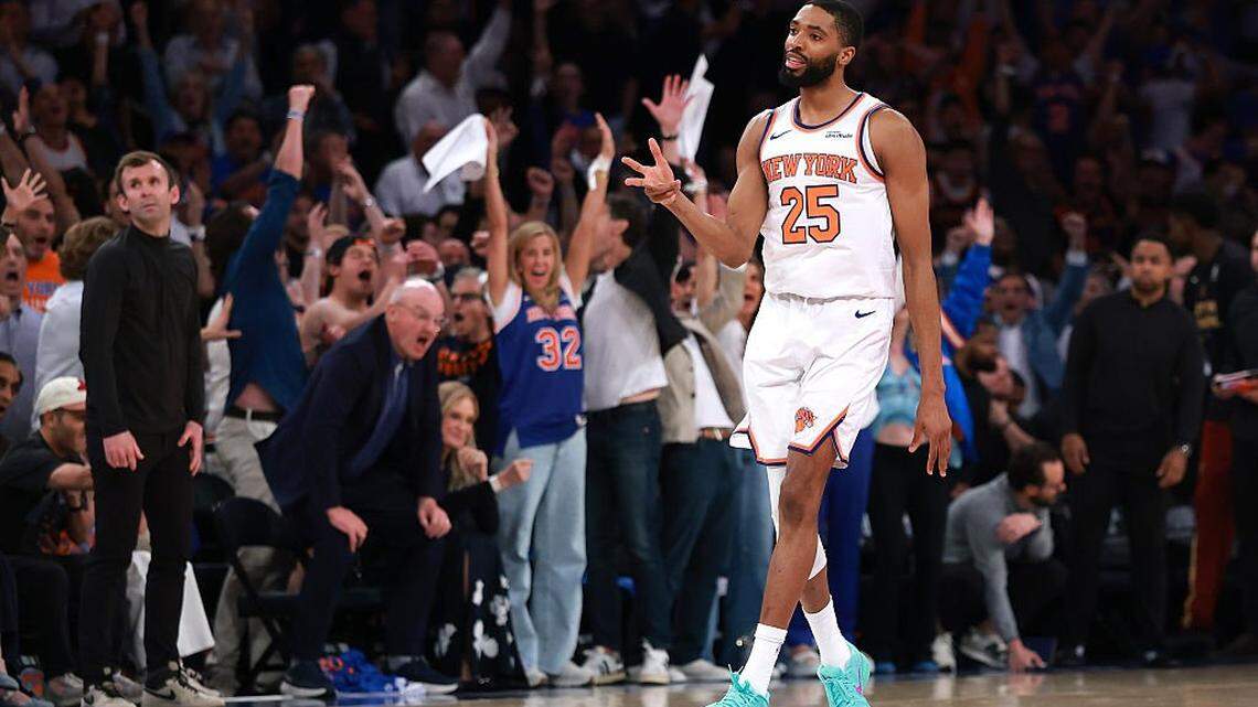 Knicks rally from 22-point fourth-quarter deficit, stun Cavs in OT 