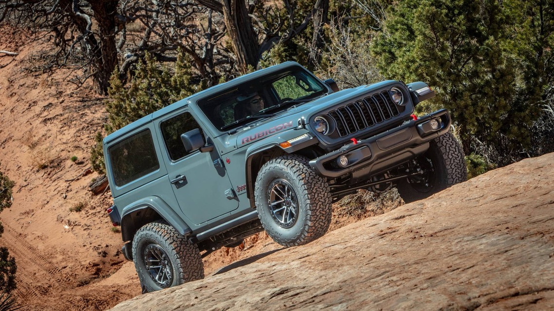 2026 Ford Bronco vs. Jeep Wrangler: Which Gets Better Gas Mileage?