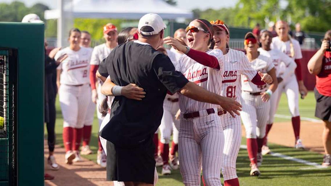  Alabama Softball celebrates Head Coach Patrick Murphy's 500th SEC win in the first game of the series against Kentucky on Apr. 17, 2026. | Sarah Munzenmaier/Alabama Crimson Tide on SI 