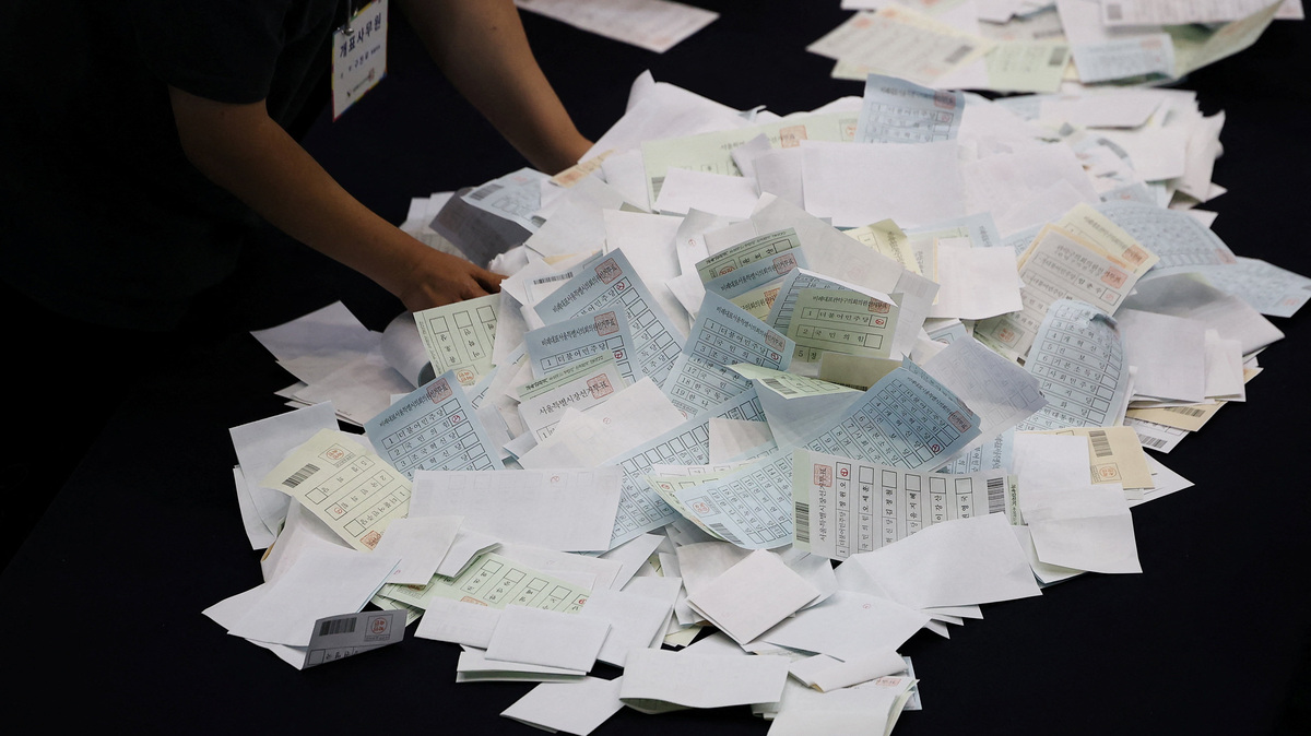 An election official counts the ballots for local elections in Seoul, South Korea, June 3, 2026.     REUTERS/Kim Hong-Ji