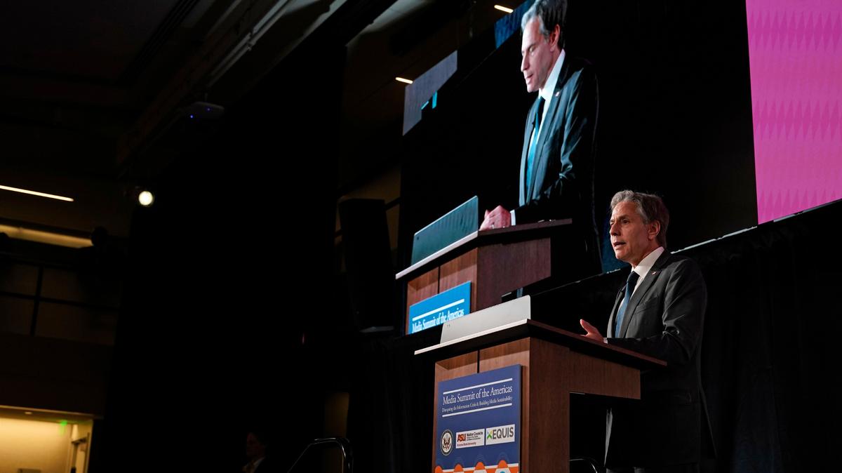 El secretario de Estado Anthony Blinken habla en un foro sobre periodismo, en el marco de la Cumbre de las Américas, el martes 7 de junio de 2022 en Los Ángeles. (AP Foto/Marcio Jose Sanchez)