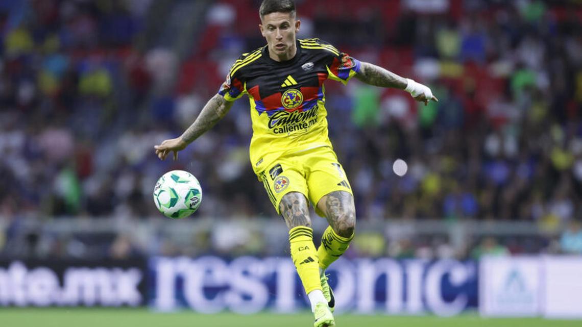 Paul Rodríguez de América controla el balón en un partido celebrado en el estadio Banorte en Ciudad de México (México). Imagen de archivo. EFE/ Sáshenka Gutiérrez