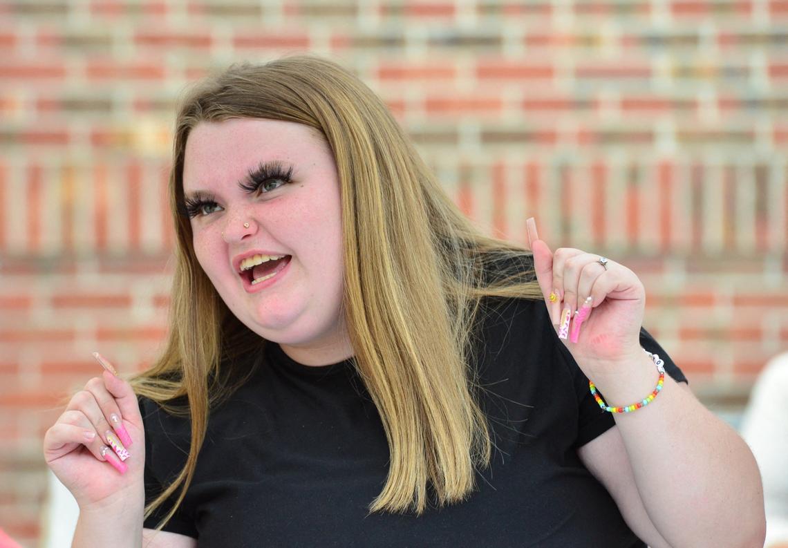 EXCLUSIVE: Honey Boo Boo and family host a meet and greet for fans at a Boston Market in Atlanta, Ga on August 14, 2022. Alana Thompson, Lauryn Efird, Jessica Shannon, Josh Efird, Ella Efird & Dralin Caswell in Atlanta Georgia! The family will be signing autographs and taking photos with fans. 14 Aug 2022 Pictured: Honey Boo Boo and family host a meet and greet for fans at a Boston Market in Atlanta, Ga on August 14, 2022. Alana Thompson, Lauryn Efird, Jessica Shannon, Josh Efird, Ella Efird & Dralin Caswell in Atlanta Georgia! Honey Boo Boo and family host a meet and greet for fans at a Boston Market in Atlanta, Ga on August 14, 2022. Alana Thompson, Lauryn Efird, Jessica Shannon, Josh Efird, Ella Efird & Dralin Caswell in Atlanta Georgia! The family will be signing autographs and taking photos with fans. Photo credit: Dana Mixer / MEGA TheMegaAgency.com +1 888 505 6342 (Mega Agency TagID: MEGA886886_001.jpg) [Photo via Mega Agency]