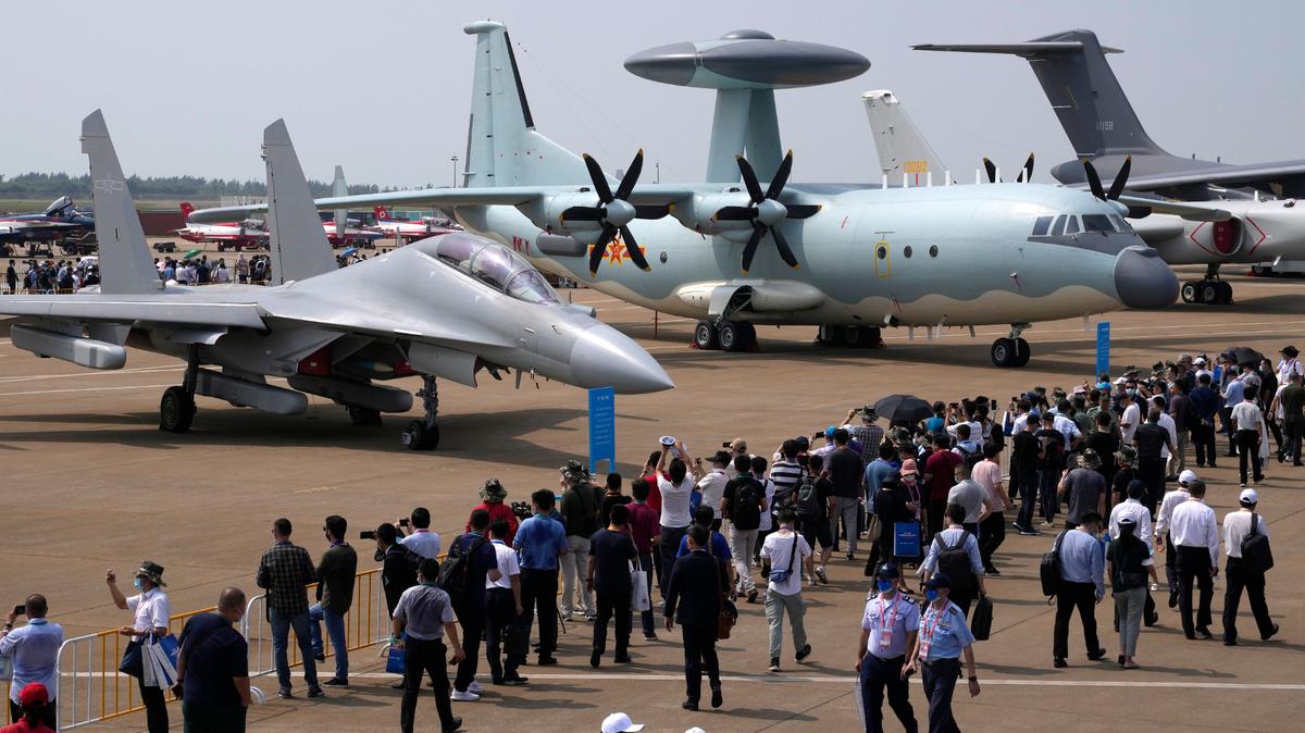 En esta imagen de archivo, visitantes observan aviones del ejército chino durante la 13ra Muestra Internacional de Aviación, también conocida como Airshow China 2021, el 29 de septiembre de 2021, en Zhuhai, China. (AP Foto/Ng Han Guan, archivo)